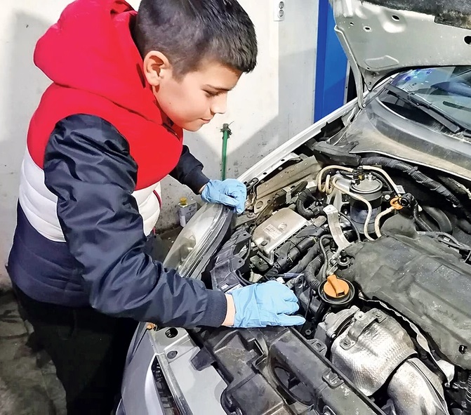 ZA PRIMER! Nikola (14) iz Obrenovca najmlađi je auto-mehaničar u Srbiji OD MALIH NOGU DOBRO ZARAĐUJE